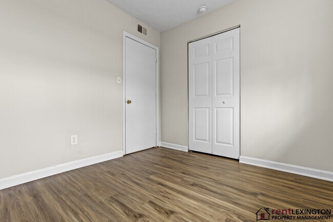 Building Photo - 3966 Northampton Dr