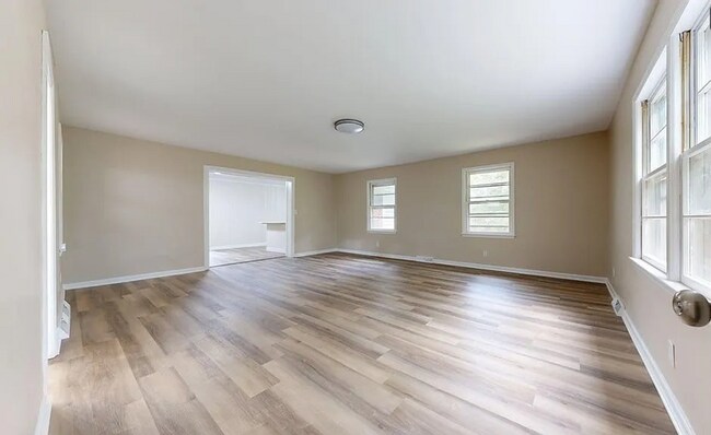 Building Photo - PENDING 3 Bed 2 Bath Home