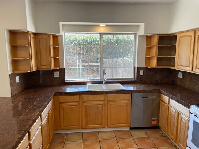 Building Photo - 4527 Hollister Ave