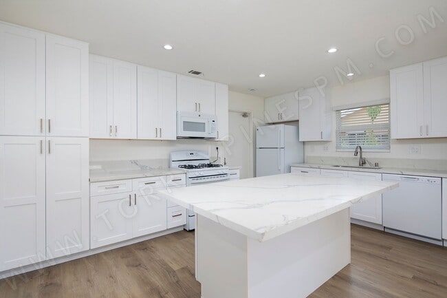 Building Photo - OPEN HOUSE: 11/1 2-3PM ~ Fully Renovated 4...