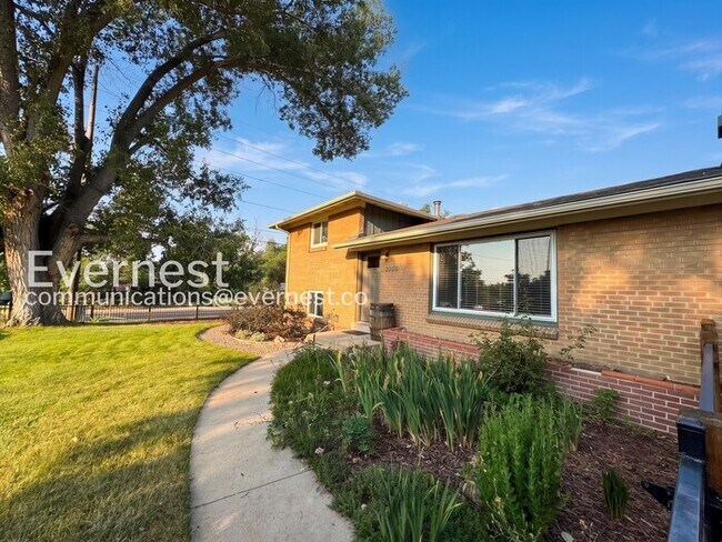 Building Photo - 4-Bed/2-Bath House Charming Home with Fenced Yard/ Available Now!