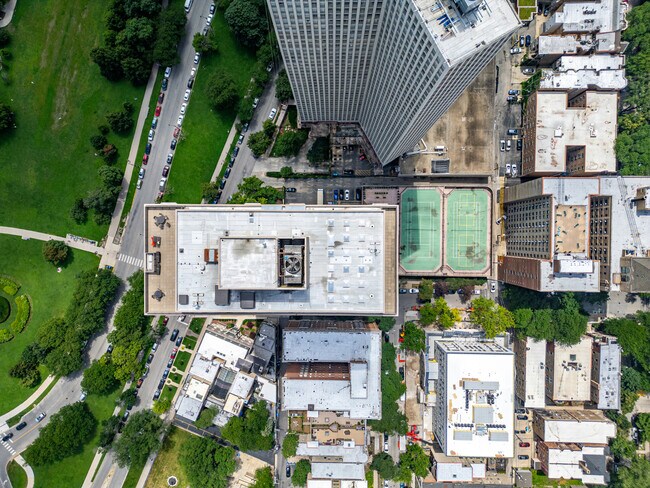 Building Photo - 2650 N Lakeview Ave