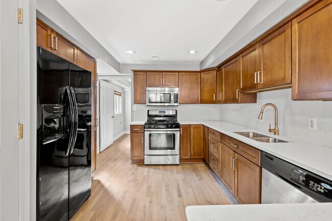 Building Photo - Beautifully Renovated 3 bed, 3 bath Home in the Southside Flats