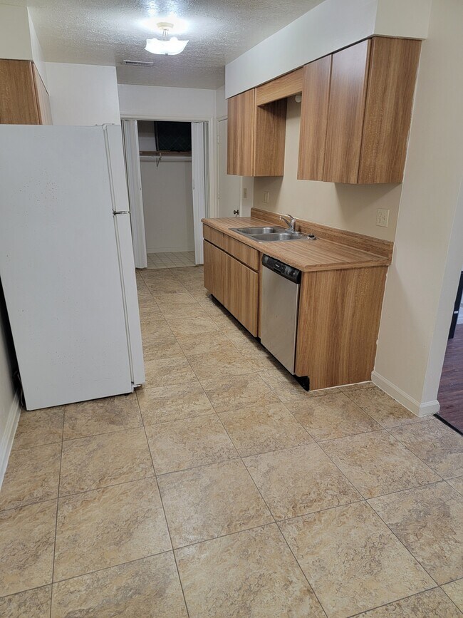 Building Photo - 8446 Shawn Ridge Dr