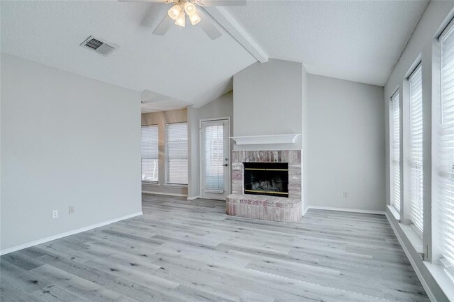 Building Photo - 215 Colt Ln