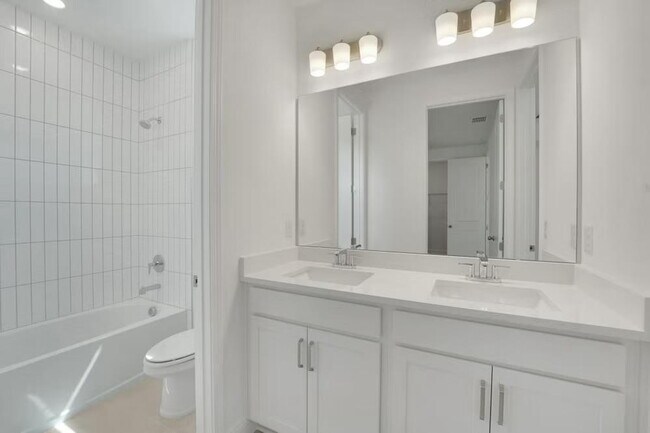 Building Photo - "Spacious 4-Bedroom Gem with 3 Full Baths in Charming Winter Garden!"