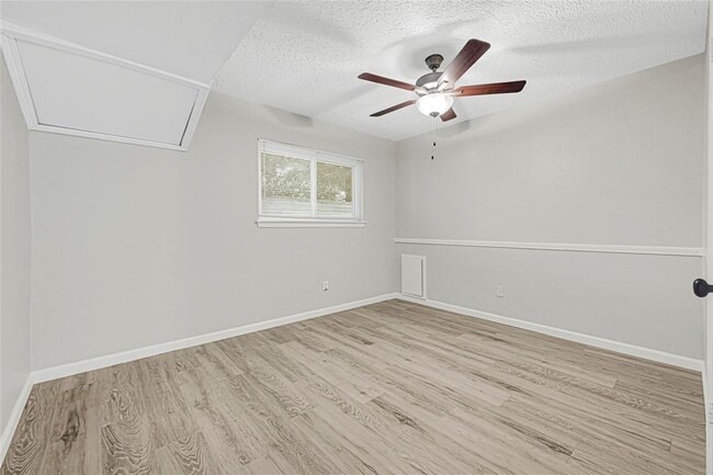 Building Photo - 107 E Willowick Ave