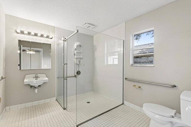 Building Photo - 2126 Center Way