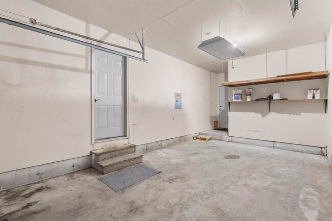 Garage - 670 Middletown Ave