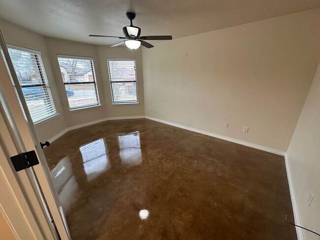 Building Photo - AVAILABLE NOW!!