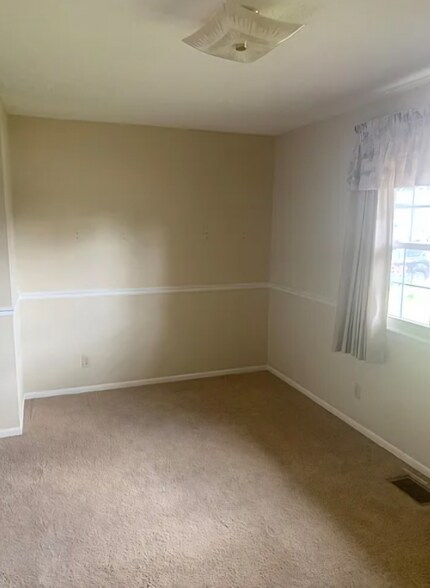 Building Photo - 2829 Hillside Dr