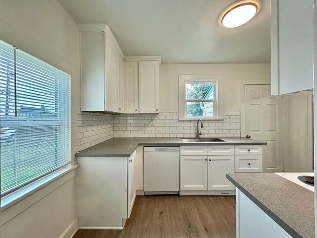 Building Photo - 231 NE 4th Ave