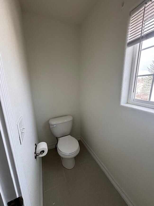 Building Photo - 4 Bedroom 3.5 Bath Townhouse Near Dell Range Blvd.