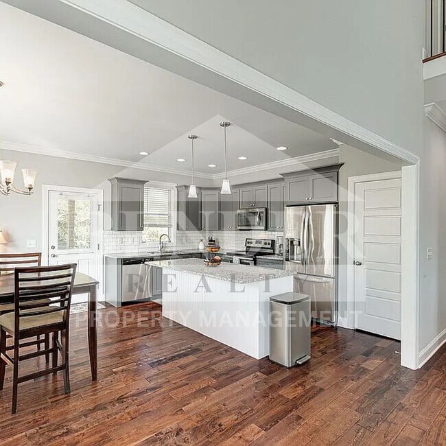 Building Photo - Beautiful Like New Home in Ooltewah