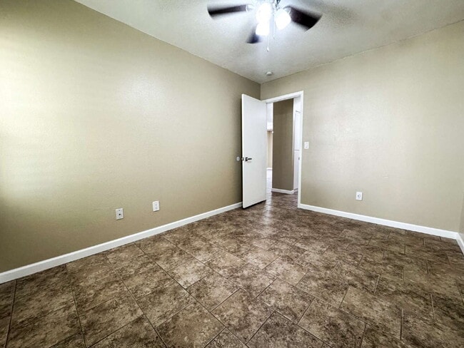Building Photo - "Newly Updated 3-Bedroom Duplex with 2 Ful...