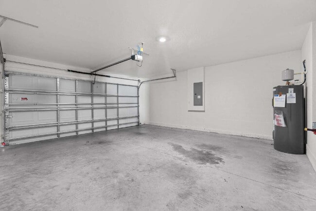 Building Photo - 3BR, 2BA Available Now with Fenced Yard and New Floors, North Marion Oaks