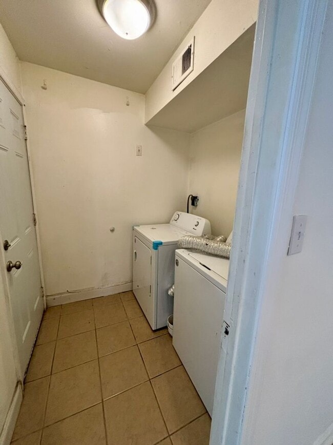 Building Photo - 68 Village Dr