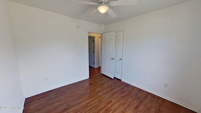 Building Photo - 4252 Sunglow Dr