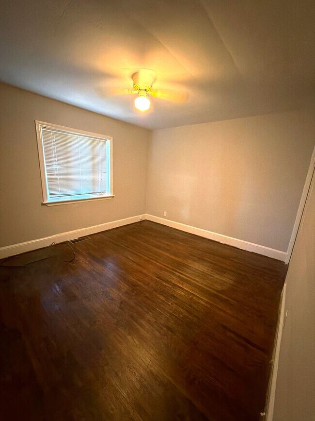 Building Photo - 3526 Eastway Dr