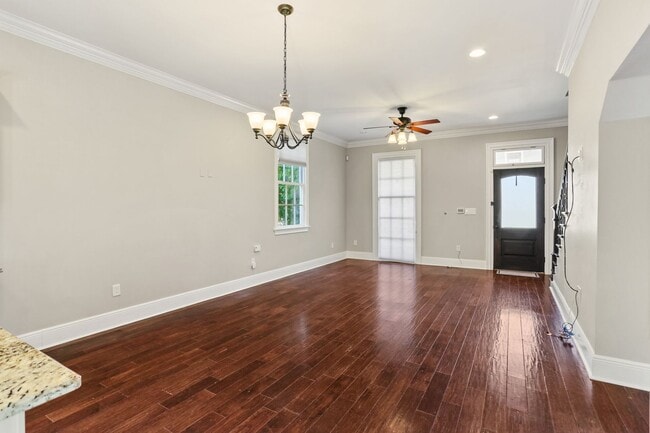 Building Photo - Gorgeous 3BD/3.5BA Uptown Home with A Large Fenced in Backyard