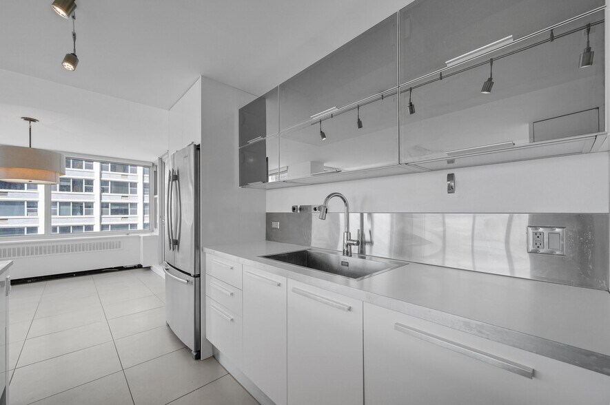 Building Photo - 4250 N Marine Dr
