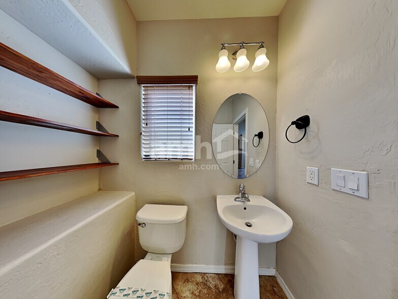 Building Photo - 2542 W Cordia Ln