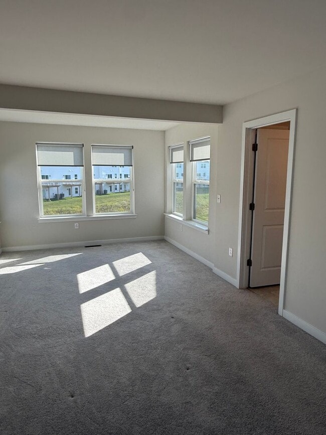 Building Photo - THREE BEDROOM/ END OF ROW TOWNHOME in Sout...