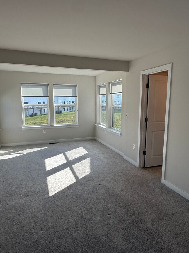 Building Photo - THREE BEDROOM/ END OF ROW TOWNHOME in Southern Lehigh Schools