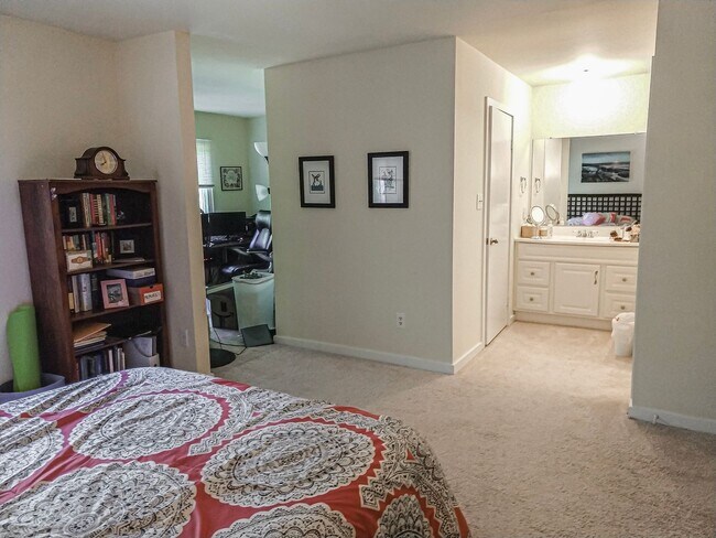 Building Photo - Spacious 4 Bedroom 3.5 Bathroom End Unit T...