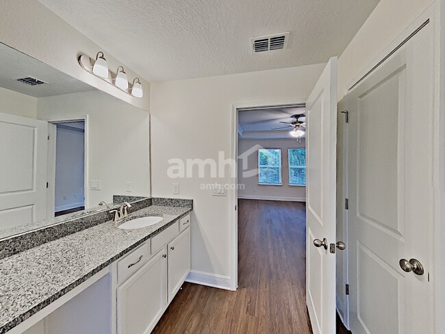 Building Photo - 707 Zarabrooke Ct