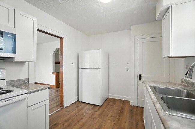 Building Photo - 825 S Terrace Ave