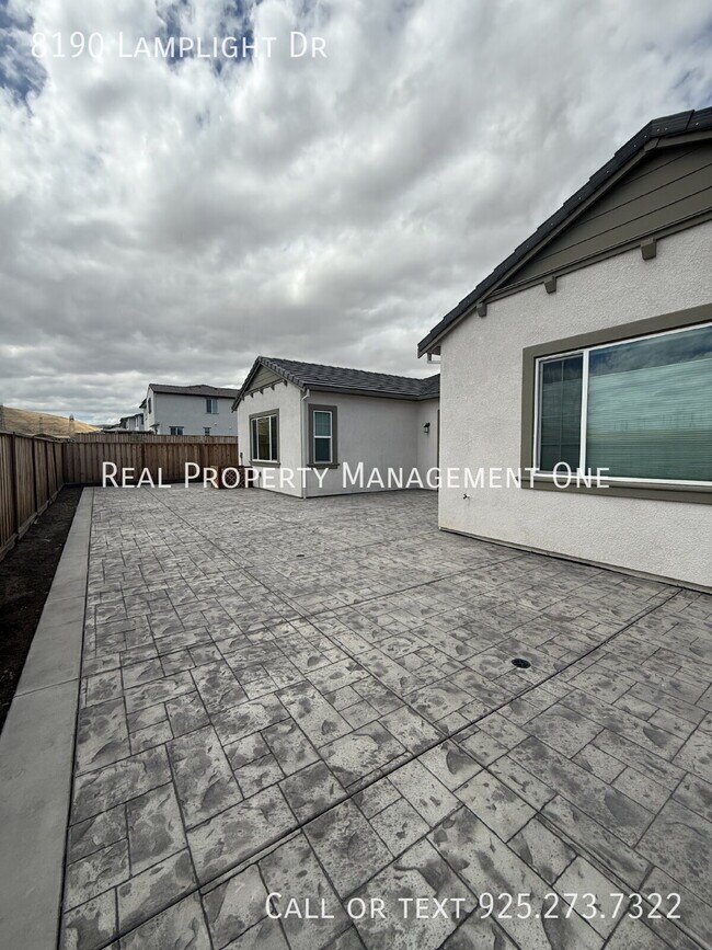 Building Photo - 8190 Lamplight Dr