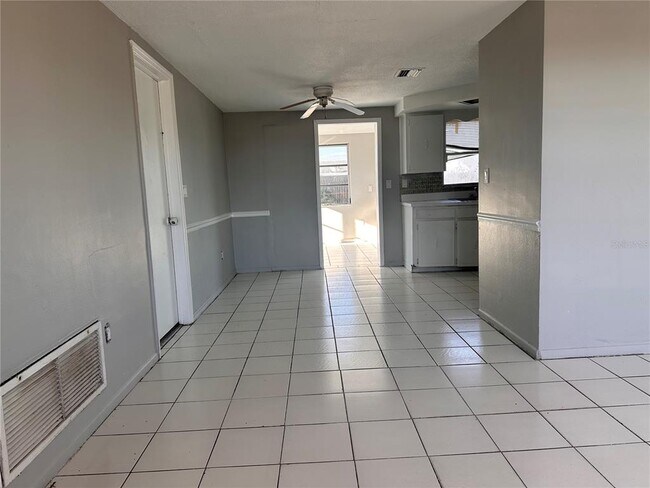 Building Photo - 3215 Bright Dr
