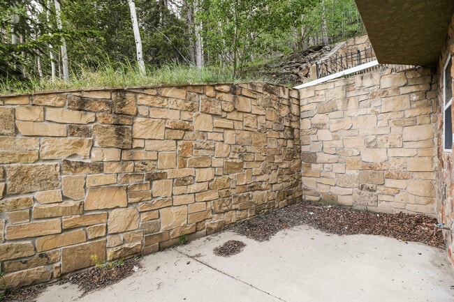 Building Photo - 692 Louis Dr