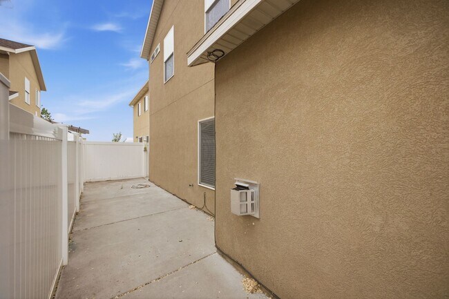 Building Photo - Spacious South Ogden Townhome w/ Garage