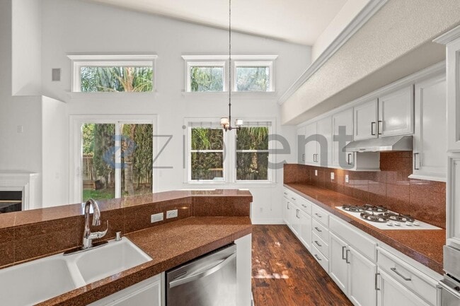 Building Photo - 338 Roundhill Dr