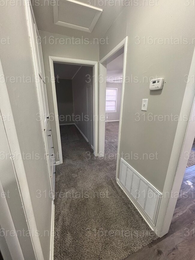 Building Photo - One bed one bath available now!