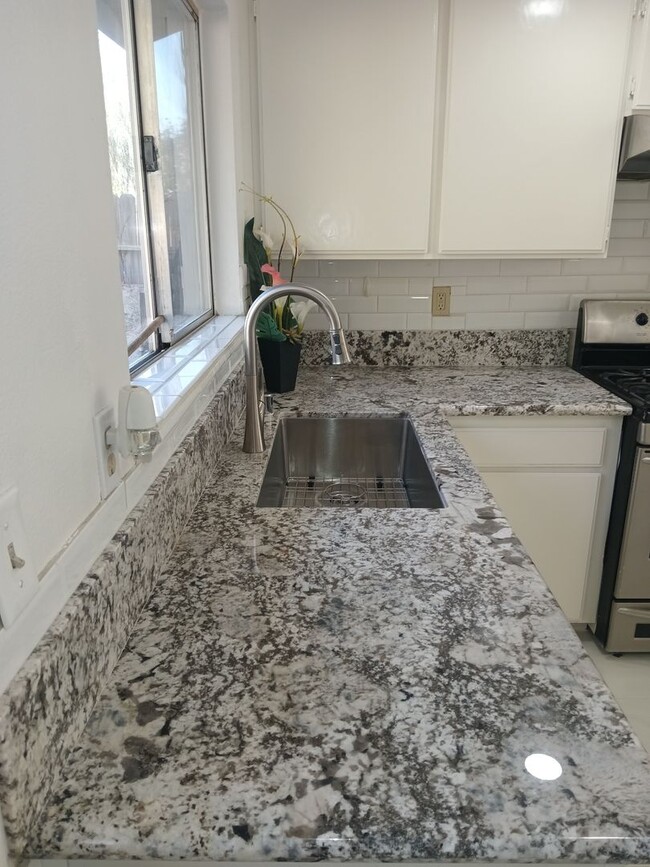 Building Photo - Stylish, Secure, and Pet-Friendly 3-Bedroo...