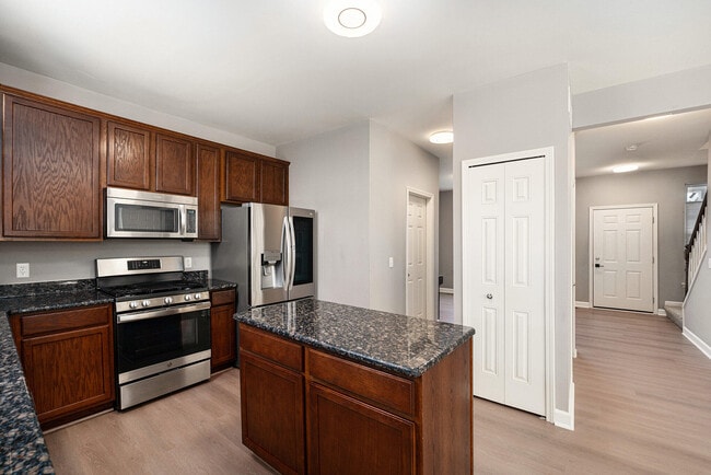 Building Photo - 27106 Ladbroke St