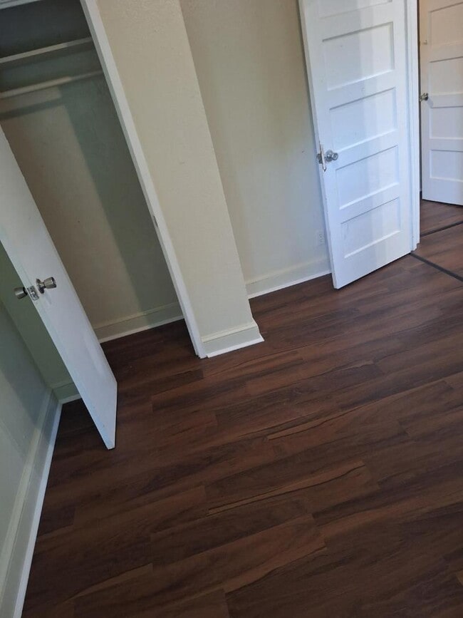 Building Photo - 8 Circle Dr