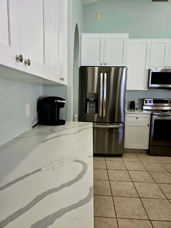 Building Photo - 4/2 Pool Home with pool service included