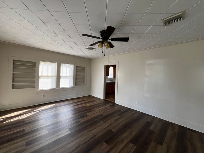 Building Photo - Two bedroom, One Bathroom , near UL