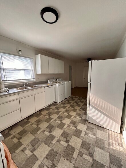 Building Photo - 233 Wood Dale Dr