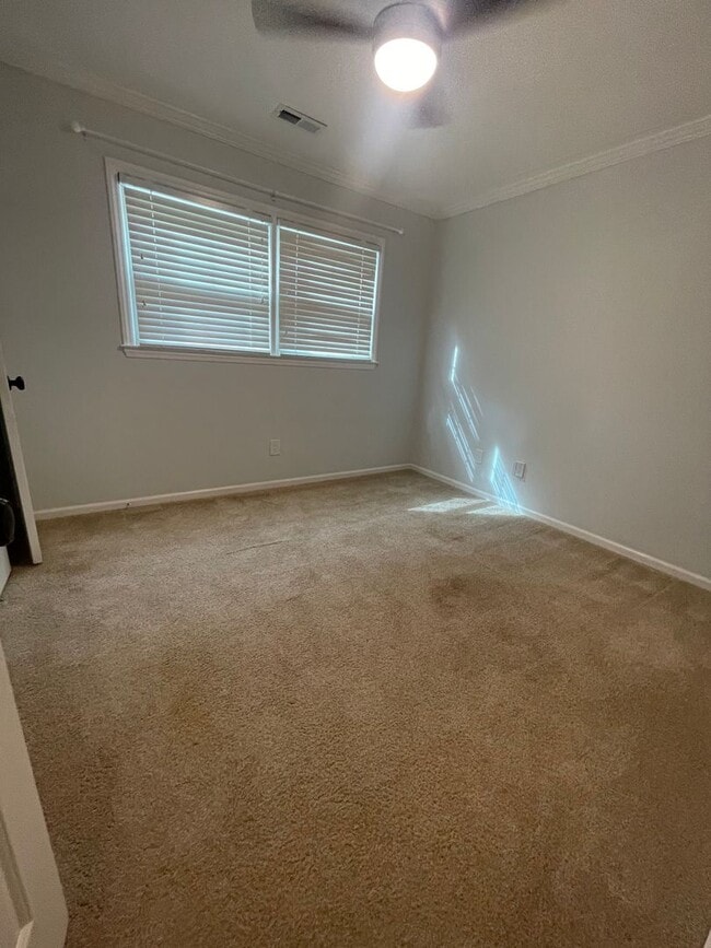 Building Photo - Spacious 4 Bedroom near Guilford College