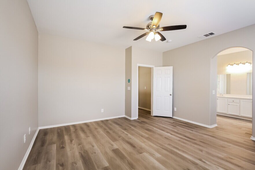 Building Photo - 1704 Mizzenmast Ave