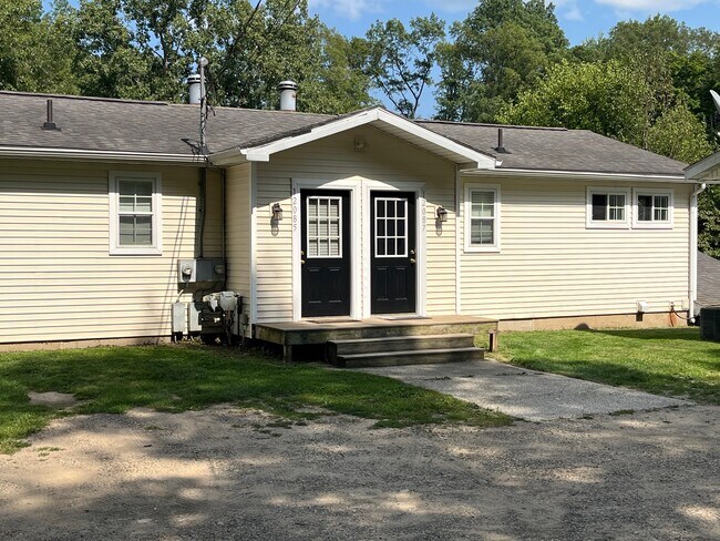 Building Photo - 12087 S Sherman Lake Dr