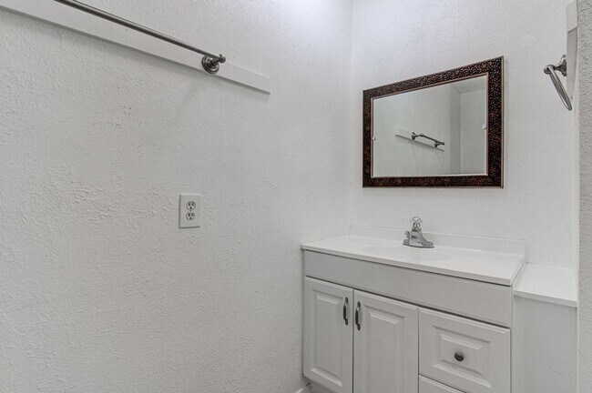 Building Photo - 1202 Westcott Dr