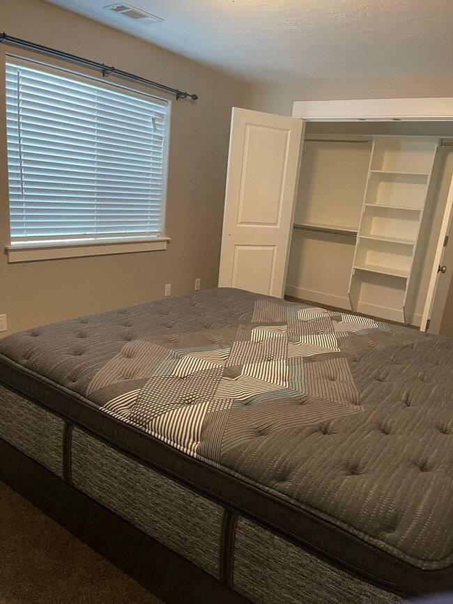 Building Photo - Beautiful Townhome