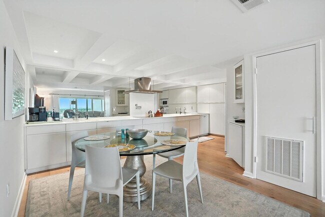 Building Photo - 3951 Gulf Shore Blvd N