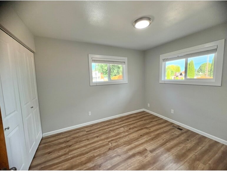 Building Photo - 1703 Springhill Dr NE